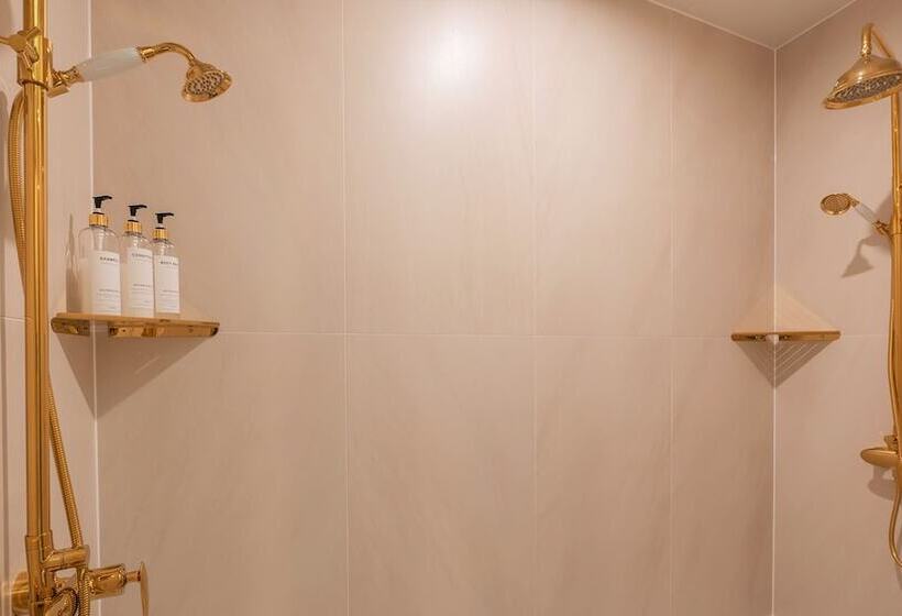 استودیو خانوادگی, Denbasta Central Hotel Seomyeon