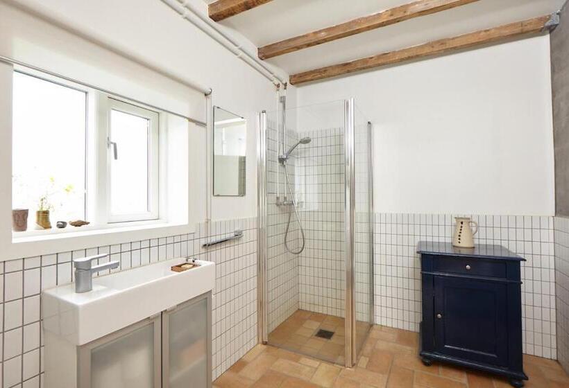 اتاق استاندارد با سرویس بهداشتی مشترک, Guesthouse Nýp