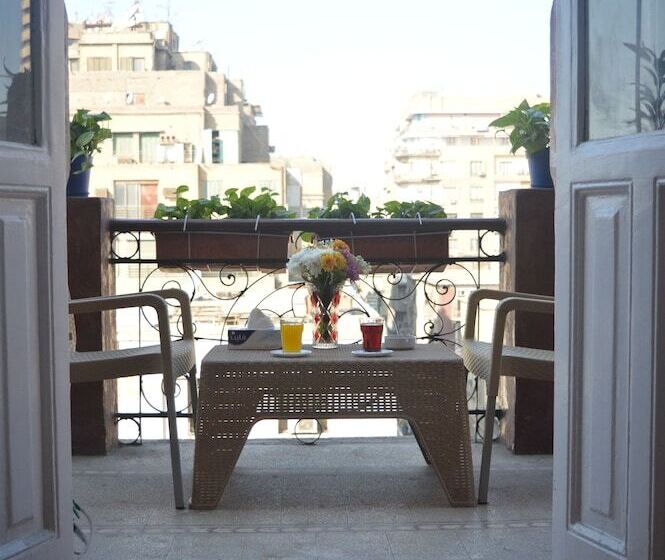 اتاق لوکس سه تخته, Midtown Hostel