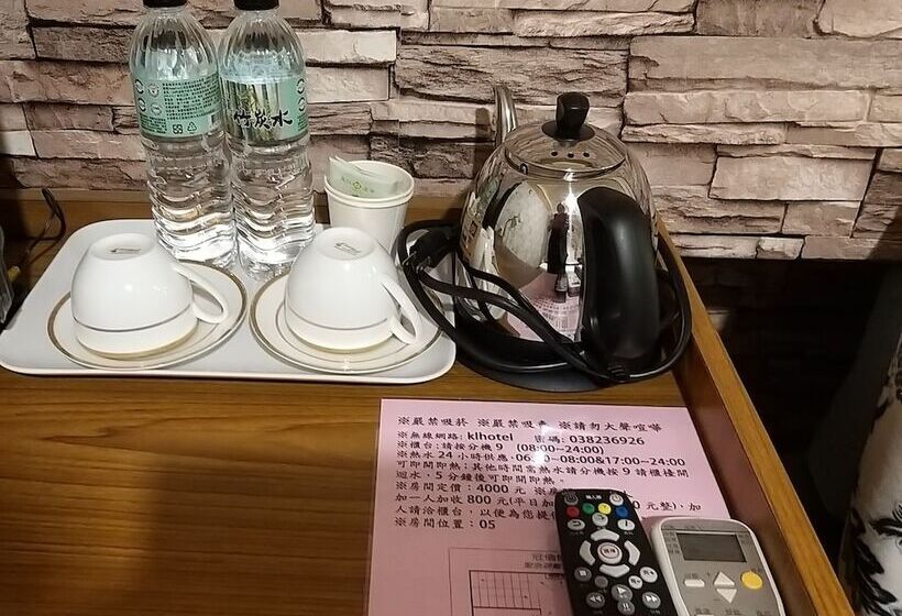 اتاق استاندارد چهار تخته, Guan Lun