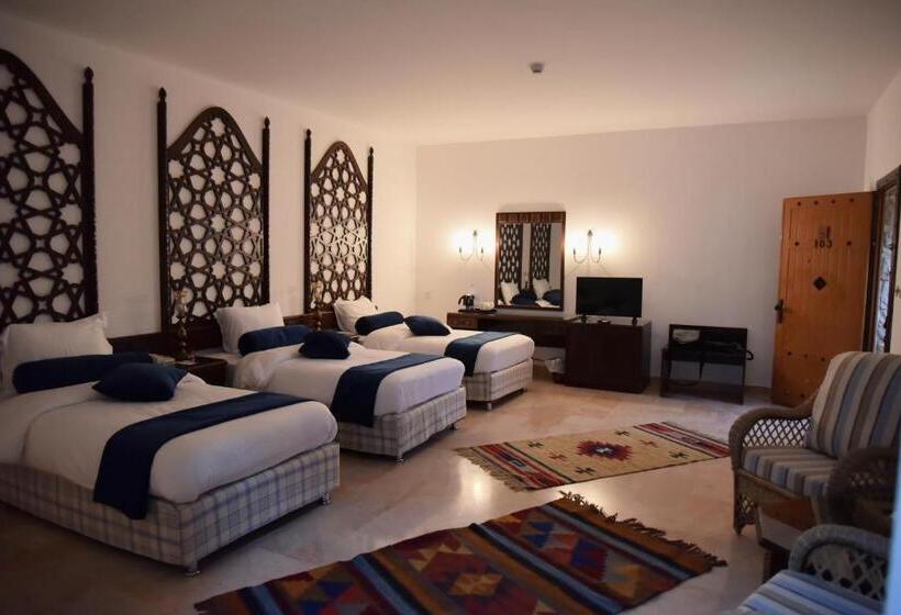 اتاق استاندارد سه نفره, The Old Village Hotel & Resort