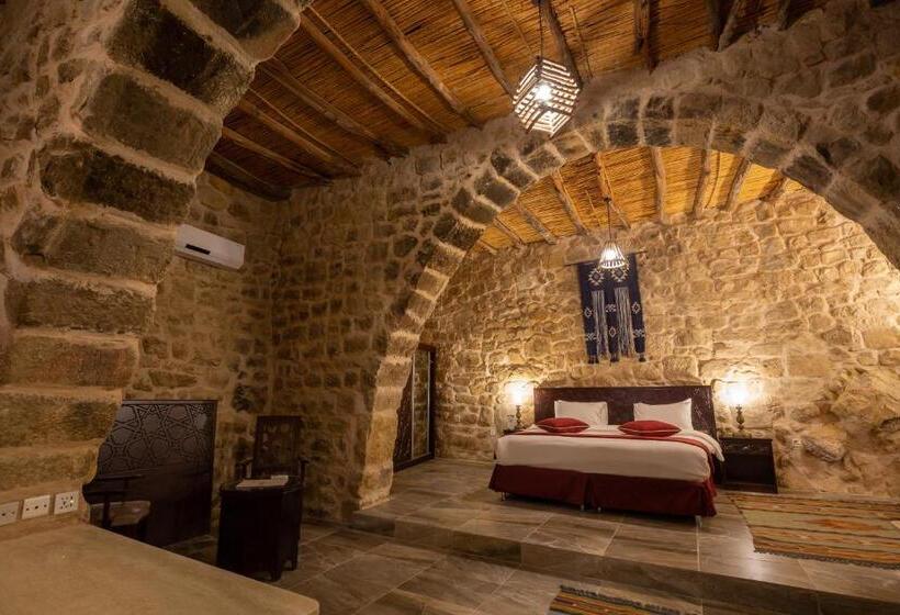 سوییت جونیور, The Old Village Hotel & Resort