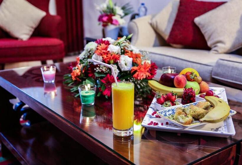 سوییت جونیور, The Old Village Hotel & Resort