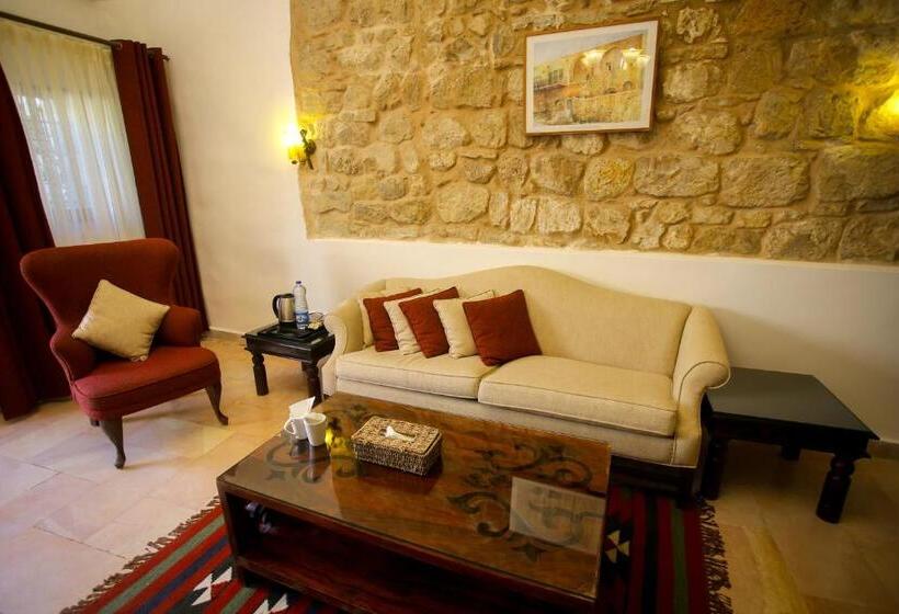 سوییت جونیور, The Old Village Hotel & Resort