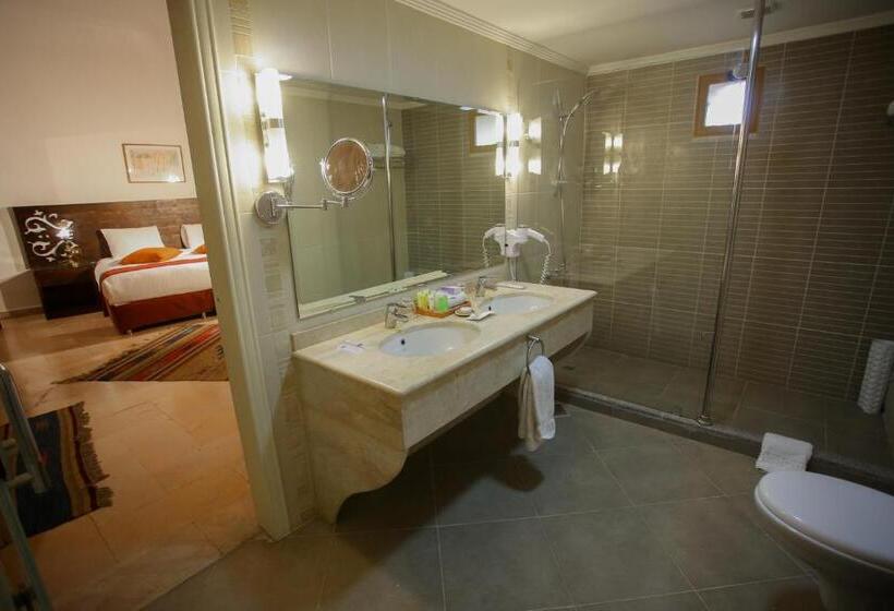 سوییت جونیور, The Old Village Hotel & Resort