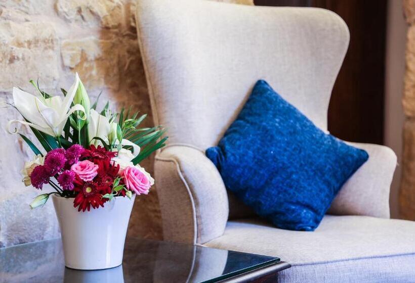 سوییت جونیور, The Old Village Hotel & Resort