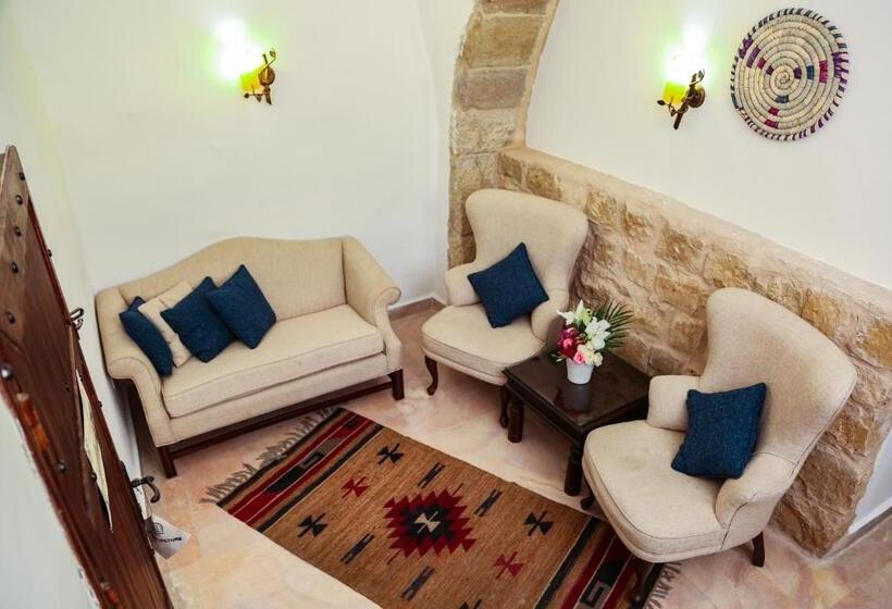 سوییت جونیور, The Old Village Hotel & Resort