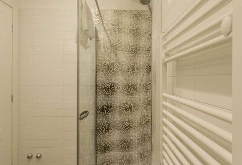 חדר פרמיום לארבעה, Livingstone B&b