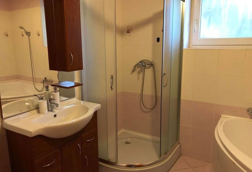 חדר משפחתי, Villamerica