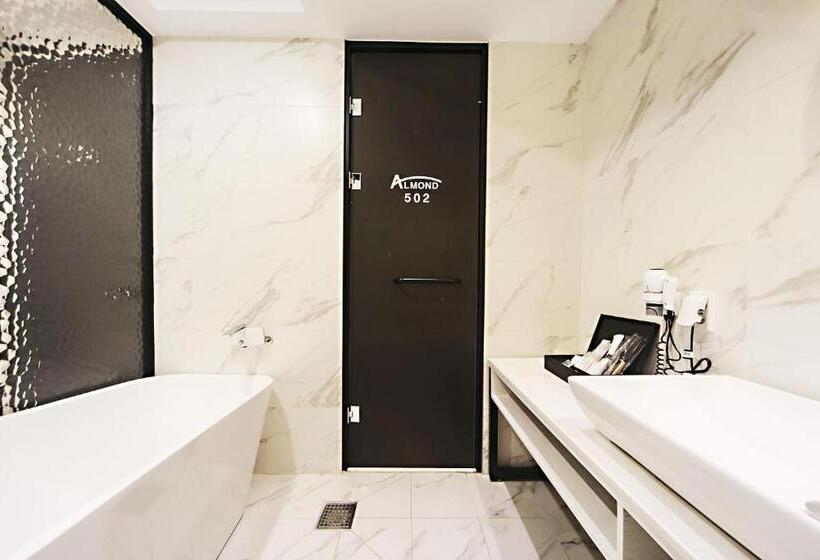 חדר דלוקס, Masan Almond