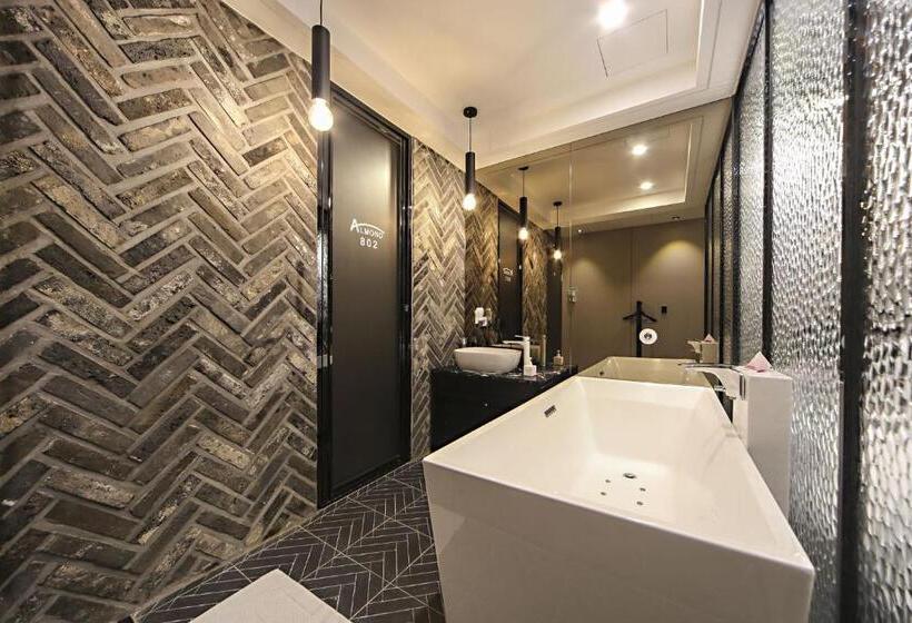 סוויטת סופריור, Masan Almond