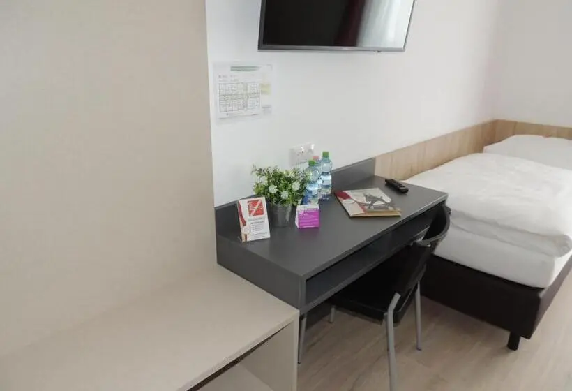 Classic Kolmen Hengen Huone, Avia Motel Bisamberg