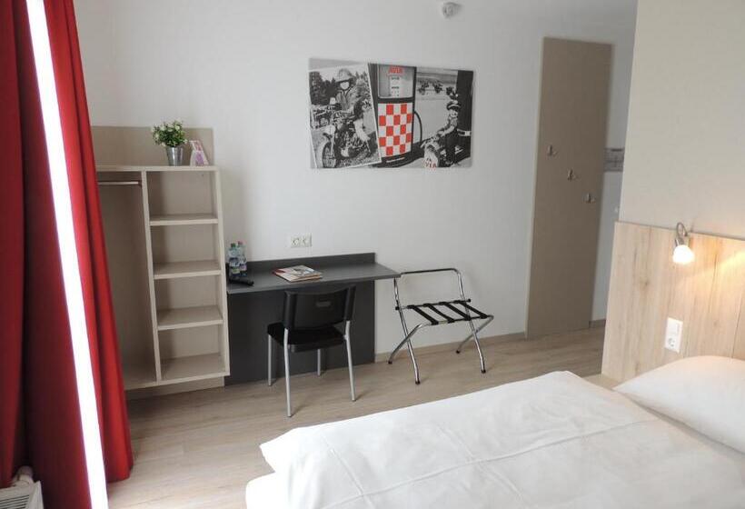 חדר סטנדרט מותאם לאדם עם מוגבלויות, Avia Motel Bisamberg