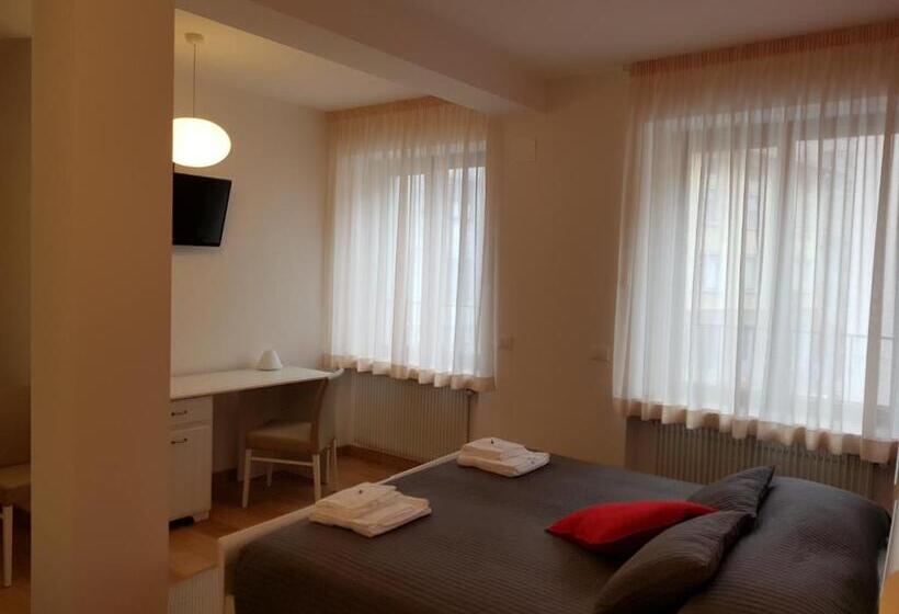 اتاق استاندارد با تخت بزرگ برای معلولان, I Personaggi