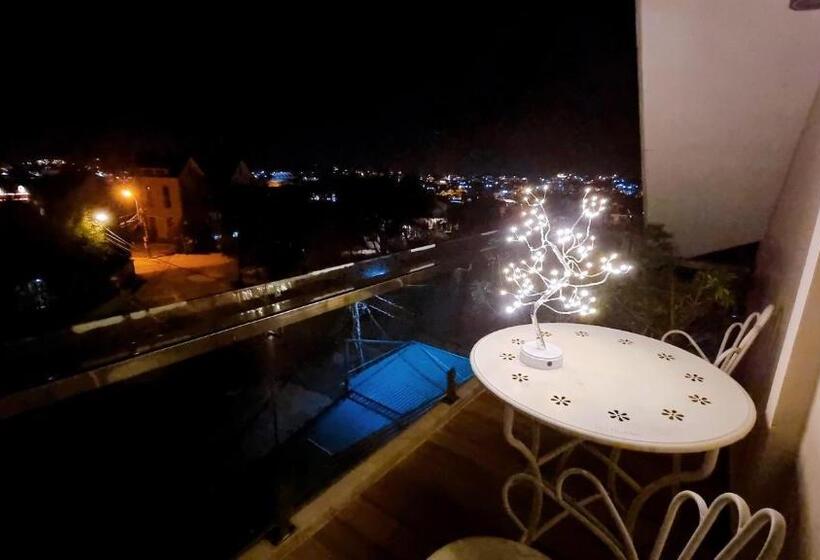 اتاق استاندارد چهارنفره با بالکن, Bong Sen