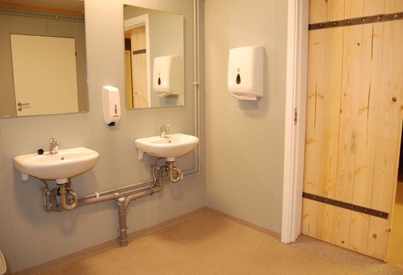 اتاق استاندارد با سرویس بهداشتی مشترک, Tehusið Hostel