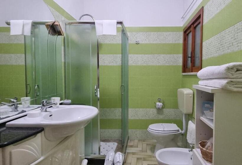 חדר דלוקס לשלושה, B&b La Villa