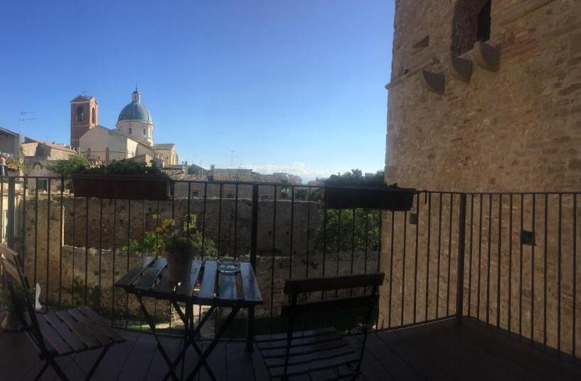 デラックストリプルルーム, Torre Della Loggia Dimora Storica Ortona
