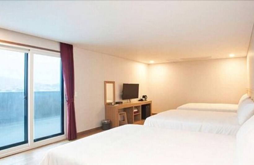 חדר דלוקס לשלושה, 52