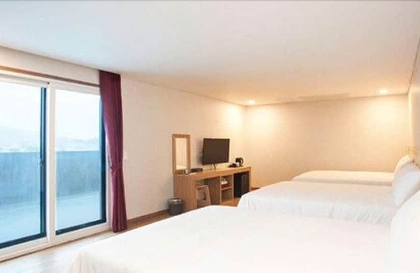 חדר דלוקס לשלושה, 52