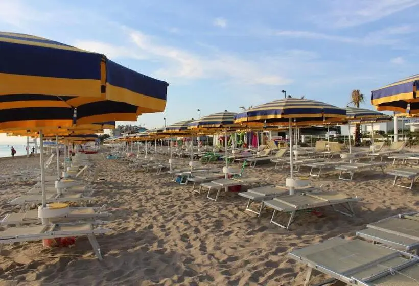 اتاق استاندارد سه نفره با چشم‌انداز کنار دریا, Caravel