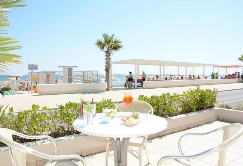 اتاق استاندارد سه نفره با چشم‌انداز کنار دریا, Caravel