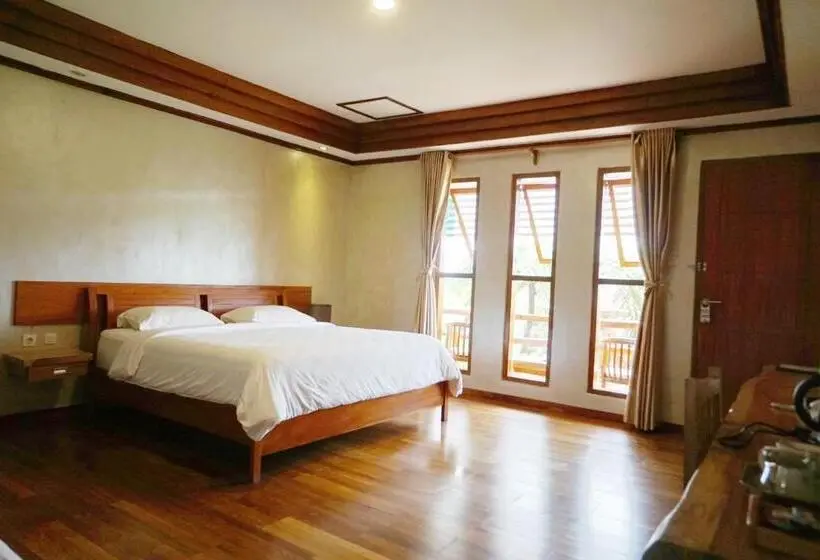اتاق لوکس سه تخته, Spring Hill Hotel Ruteng