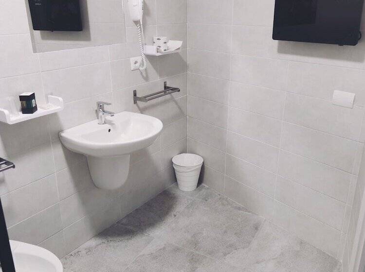 اتاق خانوادگی, B&b I Borbone