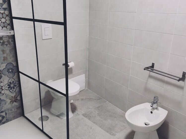 اتاق خانوادگی, B&b I Borbone