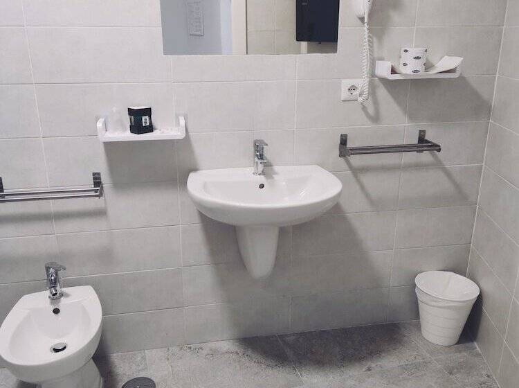 اتاق خانوادگی, B&b I Borbone