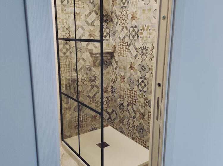 اتاق خانوادگی, B&b I Borbone