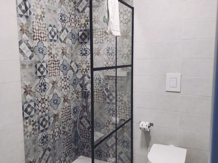 اتاق خانوادگی, B&b I Borbone