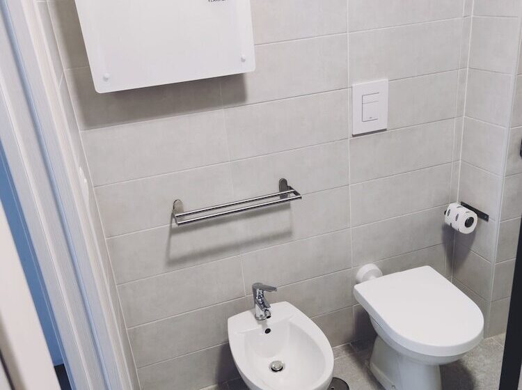 اتاق خانوادگی, B&b I Borbone