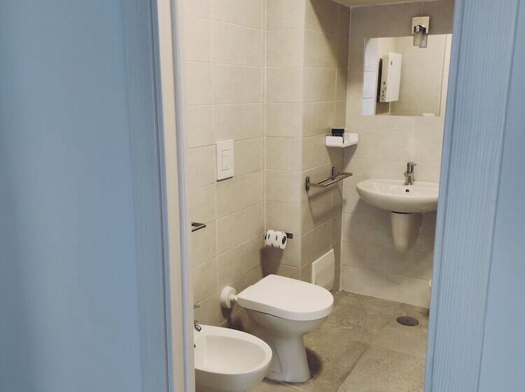 اتاق خانوادگی, B&b I Borbone