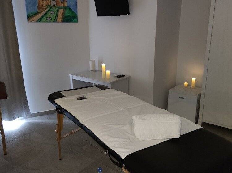 اتاق خانوادگی, B&b I Borbone