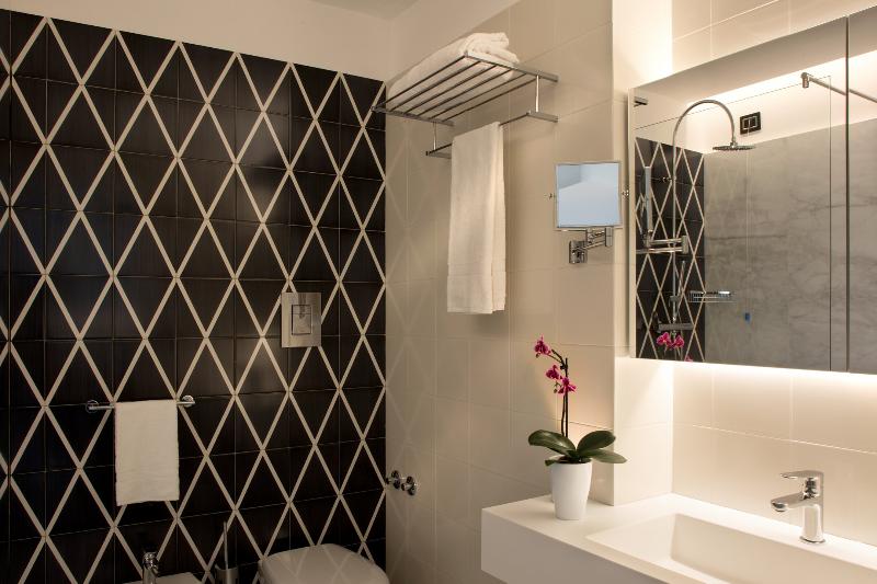 اتاق خانوادگی, B&b I Borbone