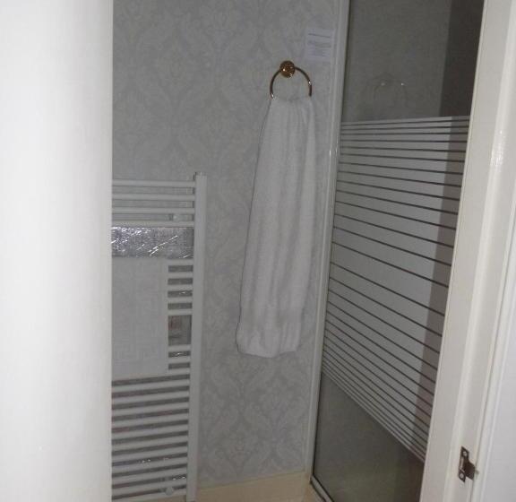 اتاق استاندارد سه نفره, Dunallan Guest House