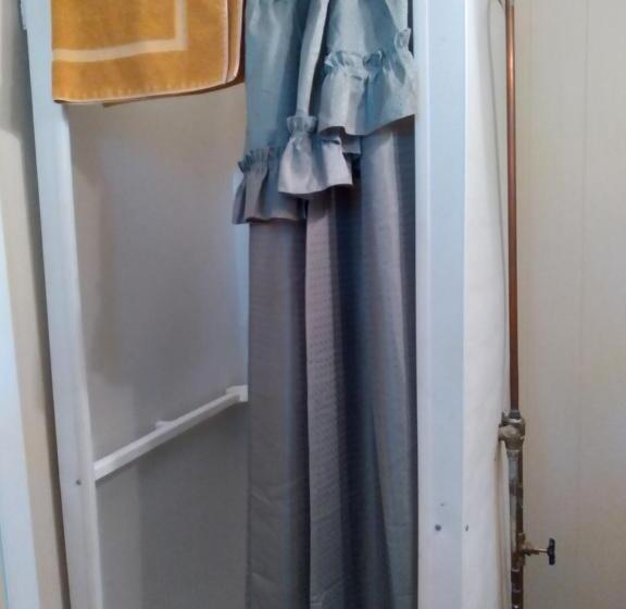 اتاق عادی, Appletree Inn