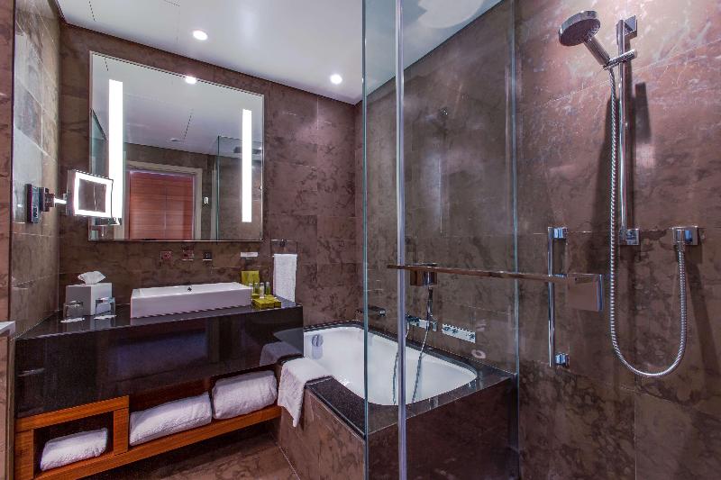 מיטת קינג בסוויטה, Hilton Riyadh Hotel & Residences