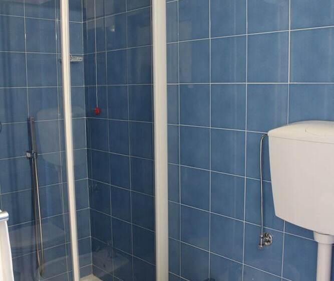 四人高级间, Luca