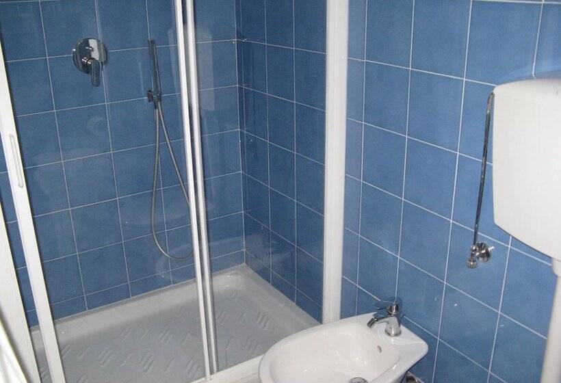 四人高级间, Luca