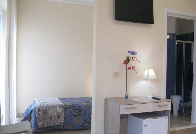 高级三人间, Luca