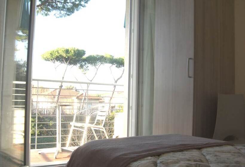 غرفة قياسية فردية مزودة بشُرفة, Luca