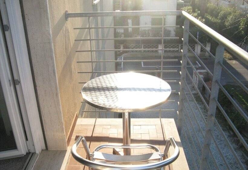 带阳台的标准单人间, Luca