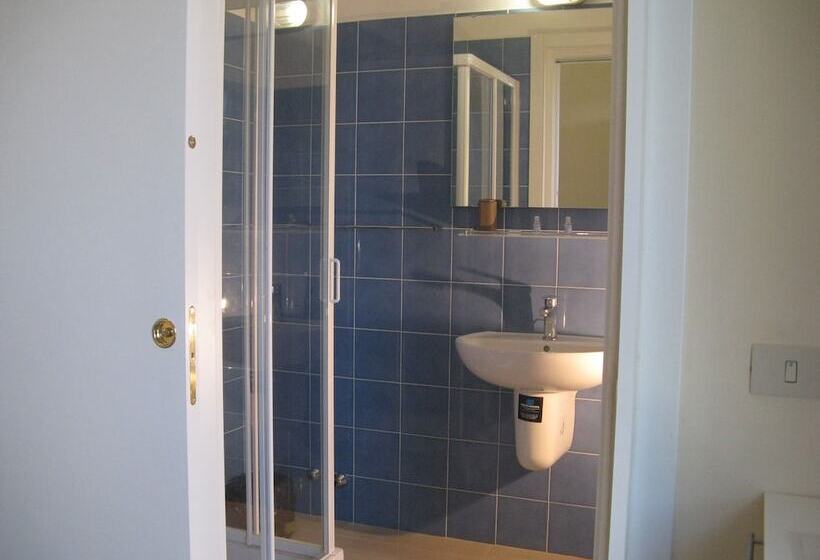 غرفة قياسية فردية مزودة بشُرفة, Luca