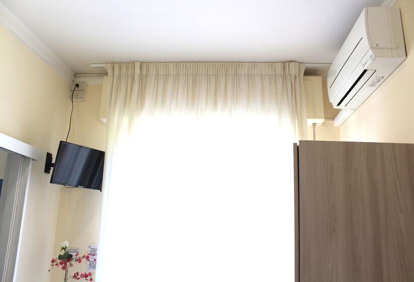 غرفة قياسية فردية مزودة بشُرفة, Luca