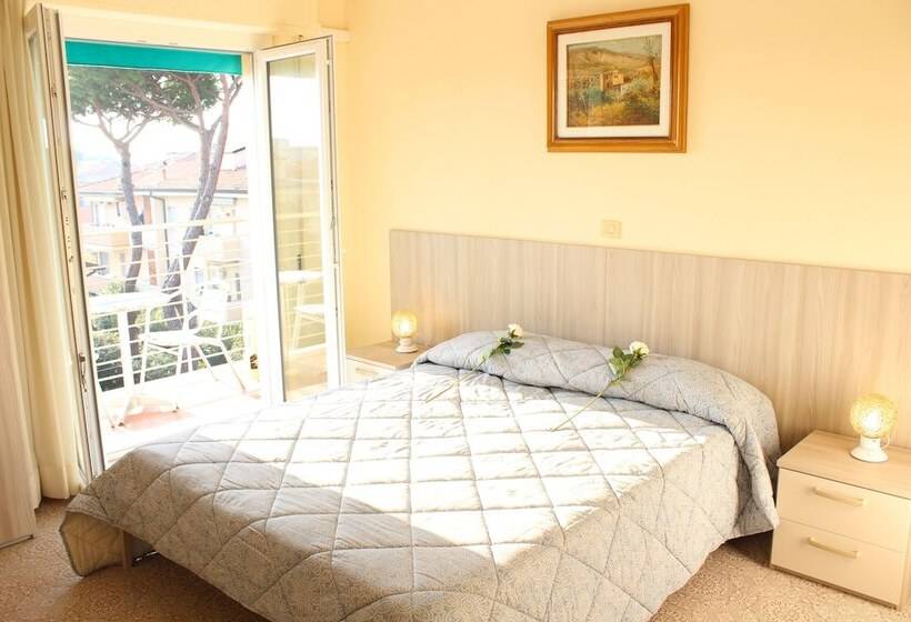 带阳台及侧面海景的标准房间, Luca