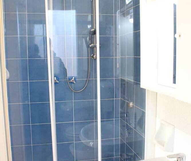 غرفة قياسية مزوَّدة بشُرفة إطلالة جانبية علي البحر, Luca