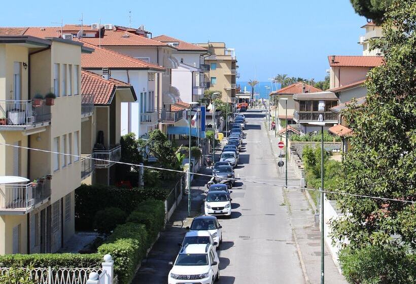 غرفة قياسية مزوَّدة بشُرفة إطلالة جانبية علي البحر, Luca