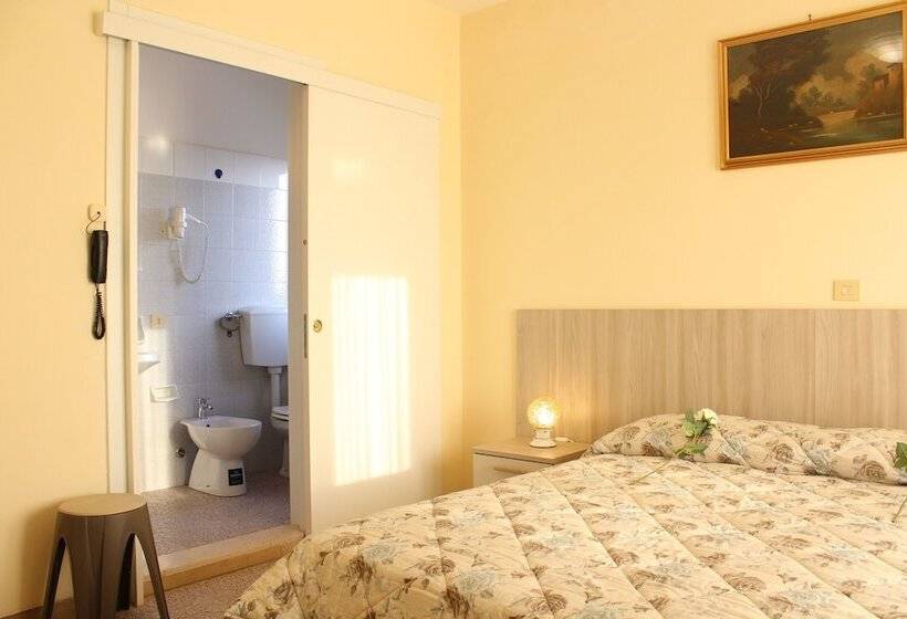 غرفة قياسية مزوَّدة بشُرفة إطلالة جانبية علي البحر, Luca